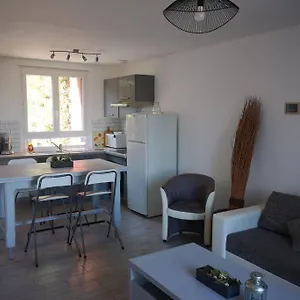  Hébergement de vacances Jolie Petite Maison De Charme Dans Quartier Boisé